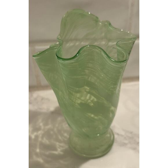 Vintage Lefton Green Swirl Swung Vase 6.5” Ruffled Asymmetrical Top Hand Blown‎ - Picture 1 of 12